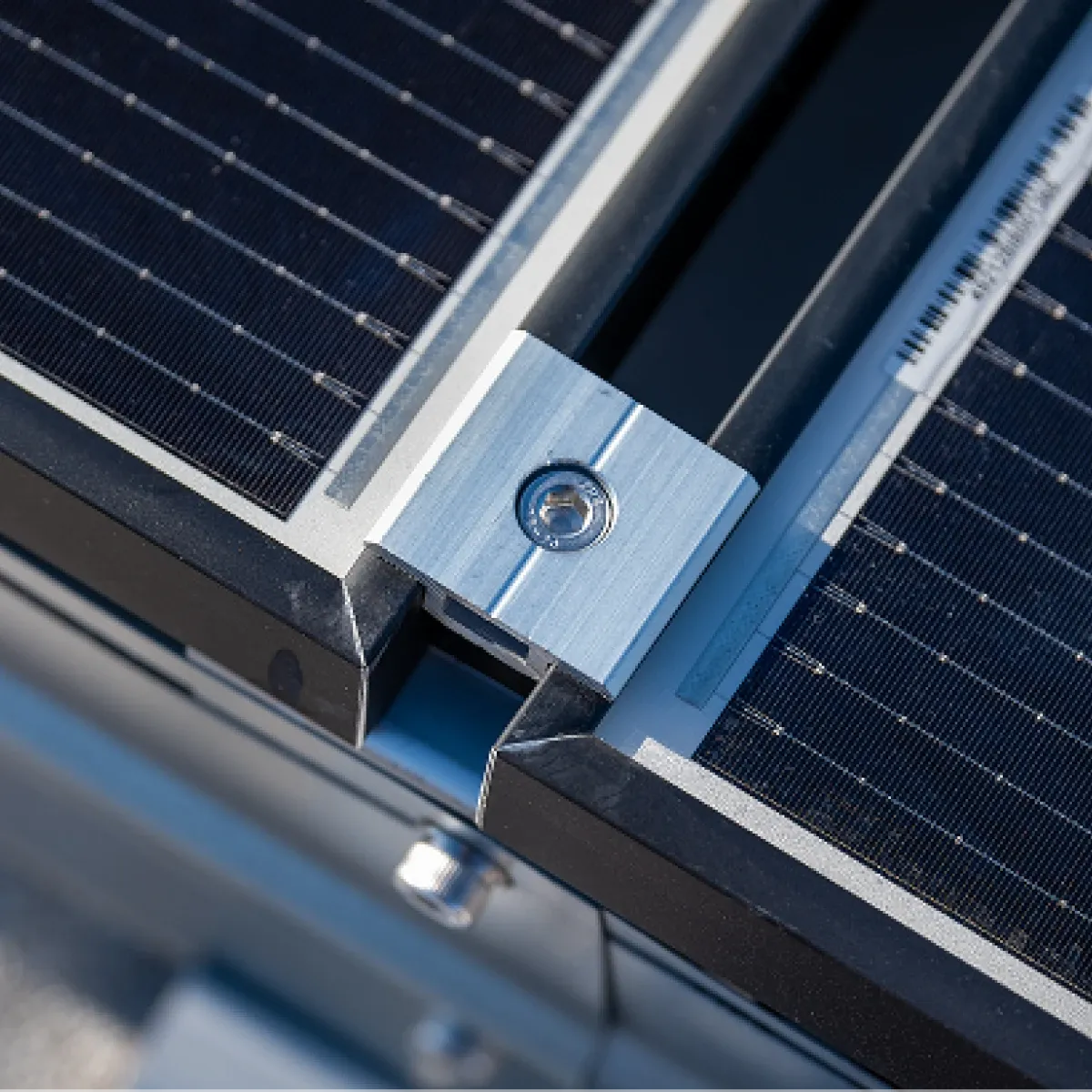 Enerack FLAT10 köztes leszorító földelőlapkával